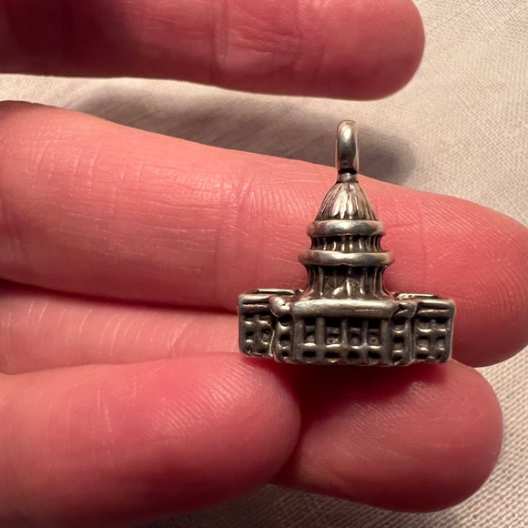 Vintage solid sterling silver Capitol Building Washington D.C. charm pendant - Picture 6 of 10